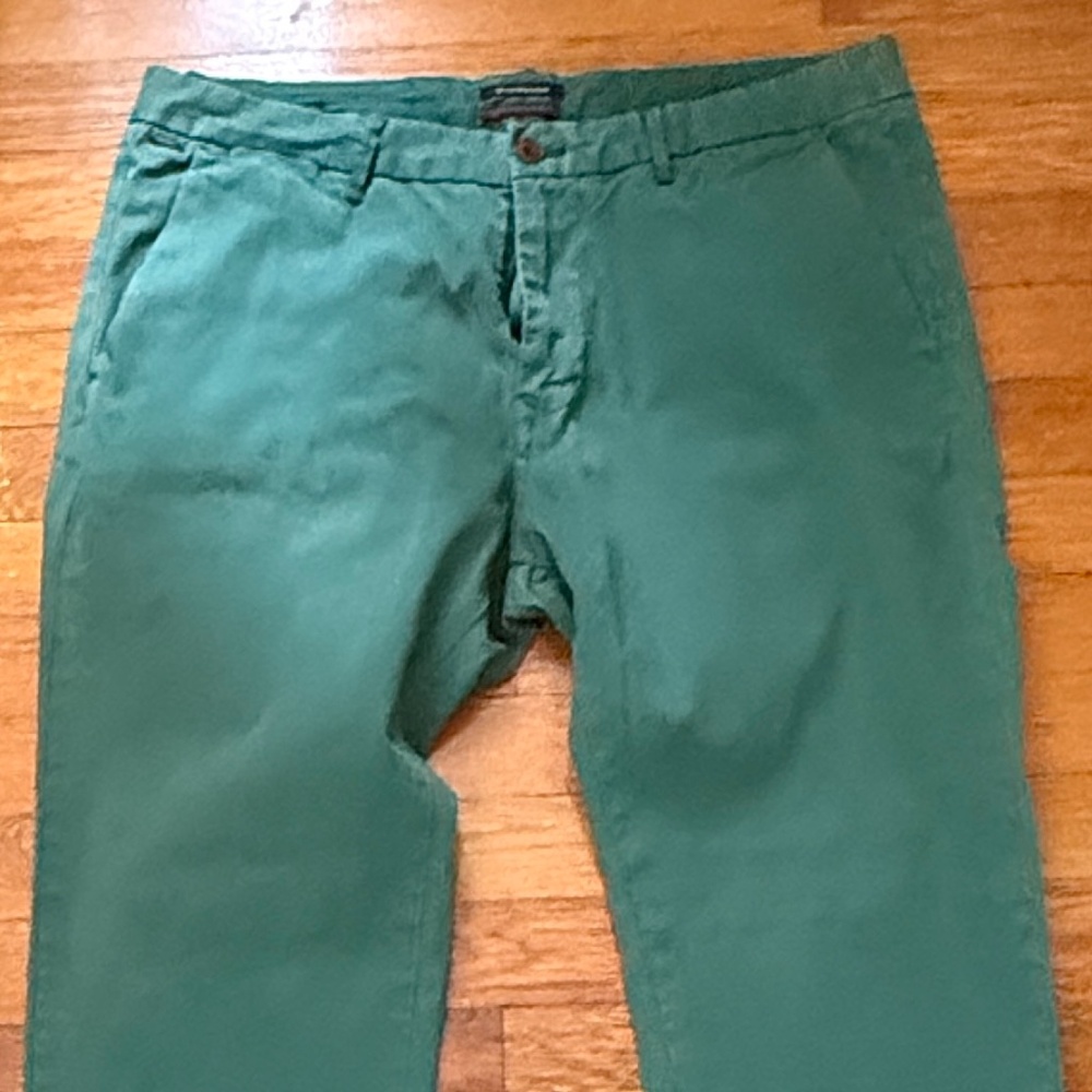 SCOTCH & SODA | True Gentleman Chinos in Green